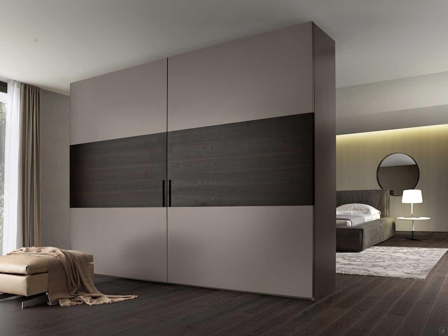 armoire coulissante coplanaire laquée avec bande centrale en bois
