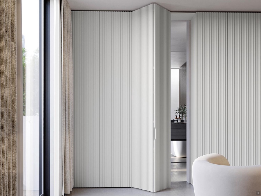 armoire linéaire Lounge avec portes en laqué blanc rainuré et porte accordéon centrale pour accéder à la salle de bains
