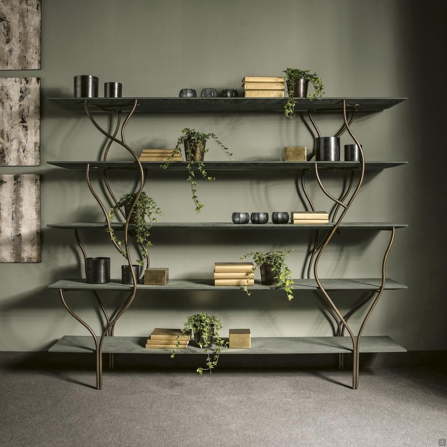 bibliothèque autoportante avec étagères recouvertes de cuir montants rappelant une plante grimpante
