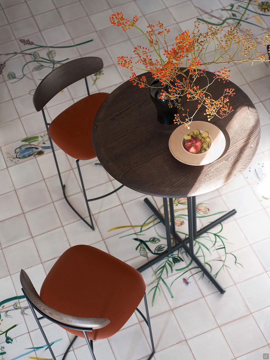 petite table ronde au design épuré Graphic, avec plateau en bois massif et piètement en métal gaufré