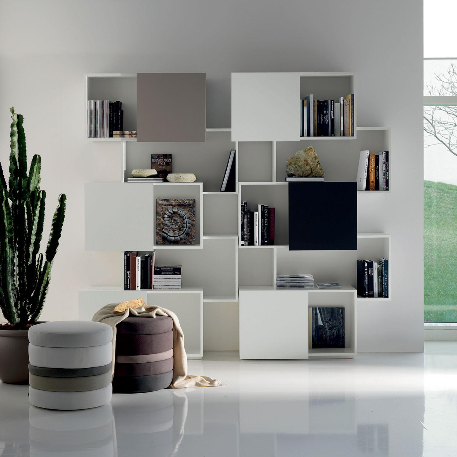 современные полки. дизайнерские полочки. стеллаж в современном стиле. полка настенная. полки в интерьере гостиной.