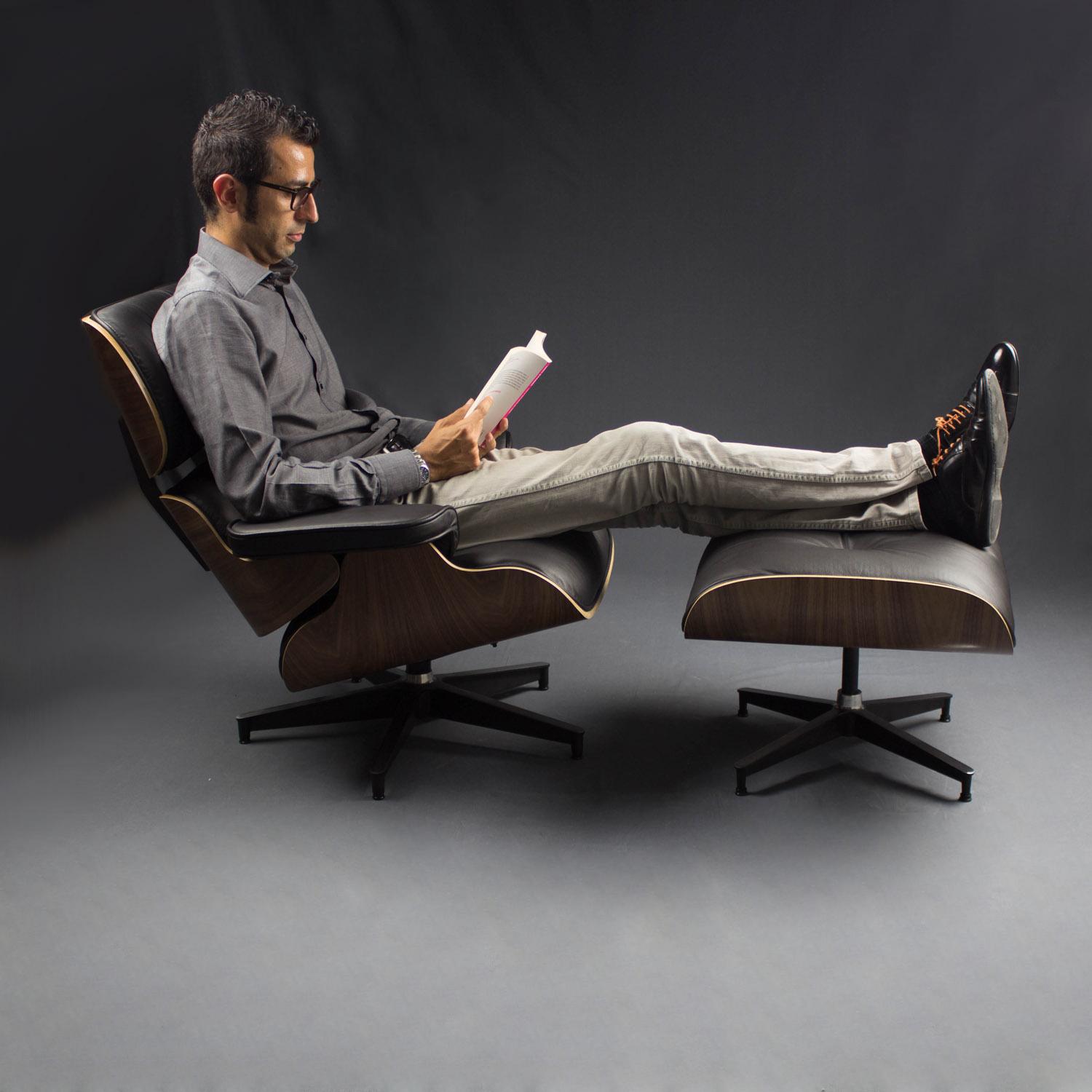 Exemple d'assise sur le fauteuil Eames et sur le pouf repose-pieds
