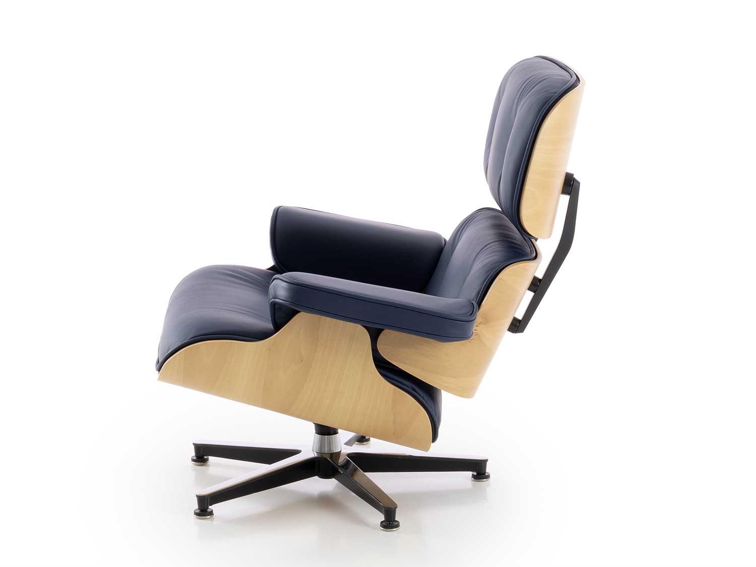 Vue latérale du fauteuil Eames en cuir Aniline 77441 et bois de Noyer Clair
