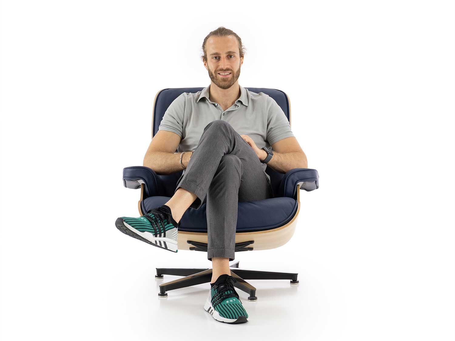 Exemple d'assise sur le fauteuil Eames