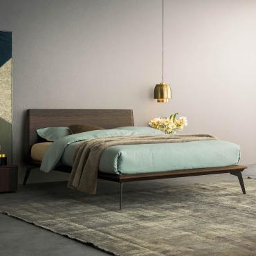 Letto in legno con piedini alti Lacrosse, finitura legno essenza Rovere Termocotto