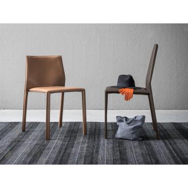 Chaise Corinne recouverte de cuir