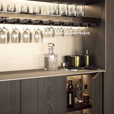 Aménagement intérieur pour colonne armoire Lounge: étagère en bois, porte-verres et étagère en verre fumè cm sp.0,8