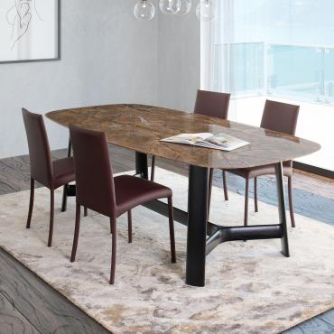 Tavolo elegante da soggiorno con base in legno massello Conrad
