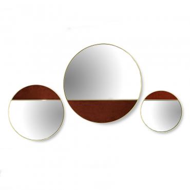Half Moon di Borzalino è un specchio rotondo in ottone con una parte rivestita in tessuto, velluto e pelle