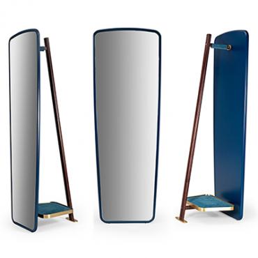 Miroir porte-manteau autoportant Leo de Borzalino avec cadre en bois massif, détails en laiton et parties revêtues en tissu