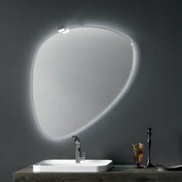 Specchio da bagno con forma irregolare Drip, abbinabile con faretto