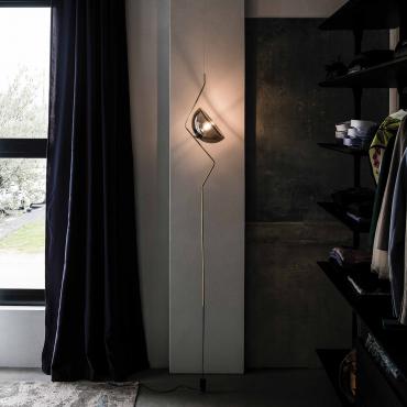 Lampada di design con movimento verticale Tramonto di Cattelan completa di attacco a soffitto e contrappeso a terra