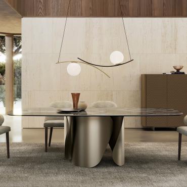 Torquay est une table design dotée d'une base en métal verni sinueuse et d'un plateau en céramique.