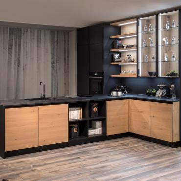 Cucina moderna in rovere naturale spazzolato nodato e fenix nero