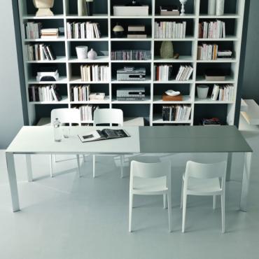 Table extensible en alu et verre au design minimal Giasone complétée par 2 rallonges