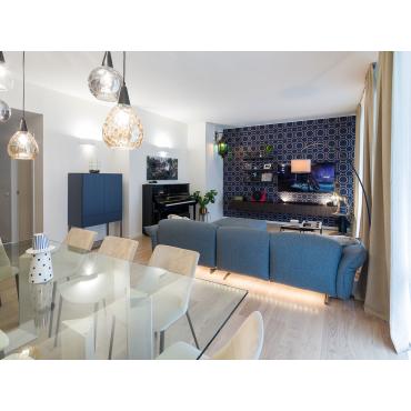 Proposition de mobilier pour le salon d'un appartement dans les tons bleu, blanc et beige