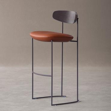 Tabouret  de bar moderne et design avec dossier en frêne Keel