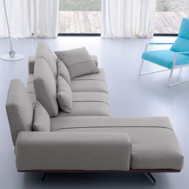 Particolare dello schienale scorrevole nel divano con chaise longue modello Axel