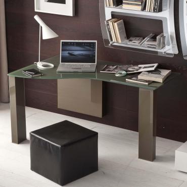 Bureau modelé sur mesure Musa avec modelage en forme de L, doté de panneau couvre-câbles