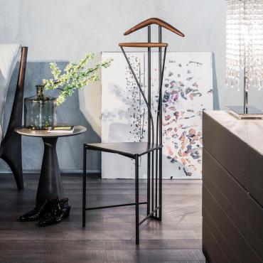 Valet de chambre en acier avec assise Yannik de Cattelan, assise en bois verni noir mat