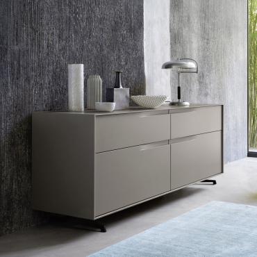 Credenza moderna laccata con cassetti Maine, basamento con piedini sagomati