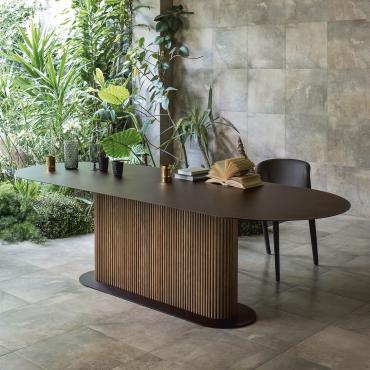 Savannah - Table elliptique design avec pied central en bois cannelé et plateau en marbre ou métal