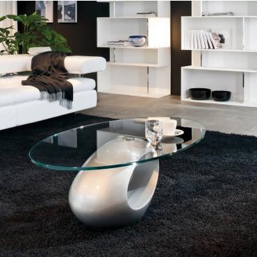 Table basse elliptique Dubai avec plateau en verre transparent et base laquée aluminium, pensée pour être placée face canapé
