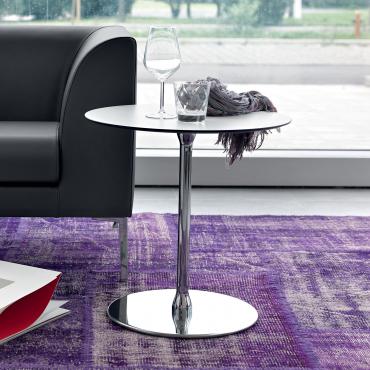 Tavolino per area relax ufficio Alias nel modello Calice con piano in laminato HPL grigio
