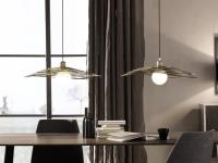 Belle lampe de suspension de design italien en métal Nido de Cantori, positionnée sur une table