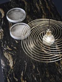 Lampe suspendue de design italien en métal Nido de Cantori avec finition en laiton brossé