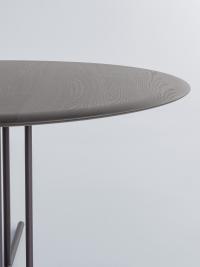 Graphic  - Table ronde contemporaine avec pied central métallique et plateau en frêne massif