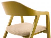 Détail de la chaise de style scandinave Bryanna avec dossier en bois de frêne incurvé