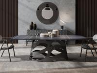 Table design avec plateau en céramique Ellis dans un salon moderne assorti