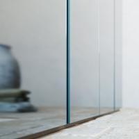 Agréable contraste chromatique de la gorge et de la porte en miroir, naturel ou gris, de l'armoire Midley