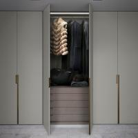 Equipements internes pour armoire à portes battantes Wide - meuble à tiroirs avec poignée M et tube porte-manteaux en profondeur 65,2 cm