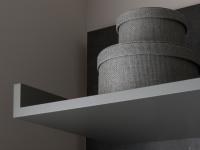 Détail de l'articulation à 45° de l'étagère en bois au sommet des supports muraux