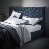 Détail de la tête de lit haute avec des coutures géométriques au design original, lit Alva