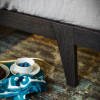 Détails du pied incliné, disponible pour les modèles double ou king size en laqué mat, chêne à pores ouverts ou fashion wood