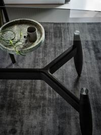 Table de salon en verre Gunnar avec transparent gris et pieds en chêne Charbon