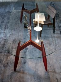 Gunnar - Gros plan sur la table moderne avec plateau transparent et piétement à tréteaux laqué Amarante