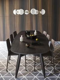 Gunnar - Gros plan sur la table moderne en bois avec plateau façonné