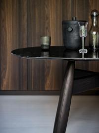 Gunnar - Gros plan sur la table en marbre noir brillant Marquinia avec chants biseautés