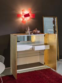 Buffet salon doré Fado en finition Feuille d'Or avec intérieur blanc, fond du premier compartiment en miroir et double tiroir intérieur