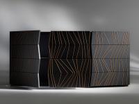 Buffet design noir mat et bois massif Ramses - détail du bord intérieur des portes taillé en zig-zag