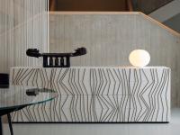 Buffet design blanc mat et bois massif Ramses - détail de l'inclinaison des inserts massifs qui donne de la dynamicité au meuble buffet