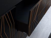 Détail des façades des grands tiroirs au bord latéral modelé et aux inserts en bois massif légèrement en relief