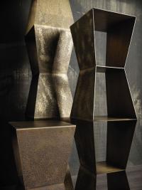 Bibliothèque en métal moderne Cult dans la finition distinctive bronze corrodé. La texture tridimensionnelle de la peinture est clairement visible.