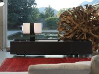 Meuble TV design Fado avec décorations linéaires horizontales, laqué noir mat