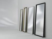 Specchio con cornice in metallo laccato Tema, qui rettangolare in appoggio ma disponibile anche quadrato a parete