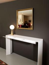 Specchio con cornice in metallo laccato Tema, ideale anche come specchiera da ingresso sopra una consolle, tavolino o scrittoio